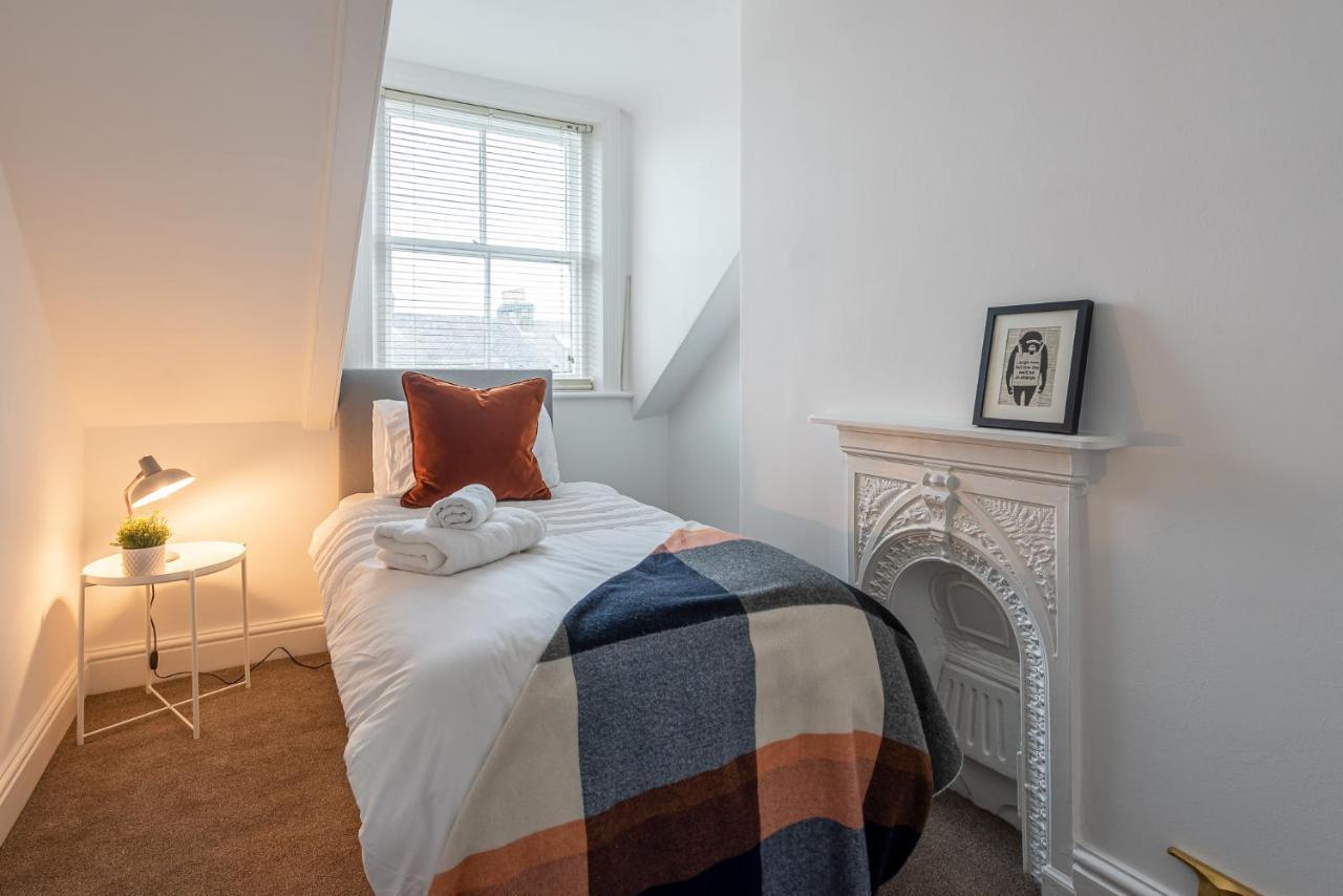 Perfectly Located 4 Storey Townhouse With 2 Parking Spaces In Central Harrogate Ngoại thất bức ảnh