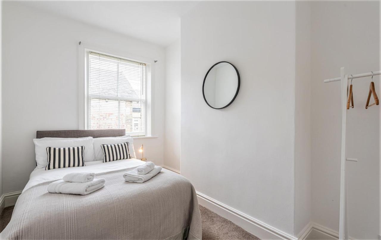 Perfectly Located 4 Storey Townhouse With 2 Parking Spaces In Central Harrogate Ngoại thất bức ảnh