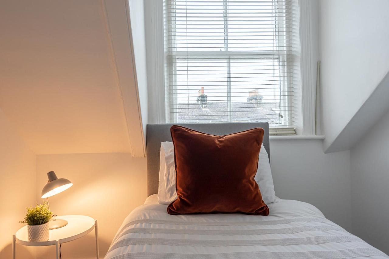 Perfectly Located 4 Storey Townhouse With 2 Parking Spaces In Central Harrogate Ngoại thất bức ảnh