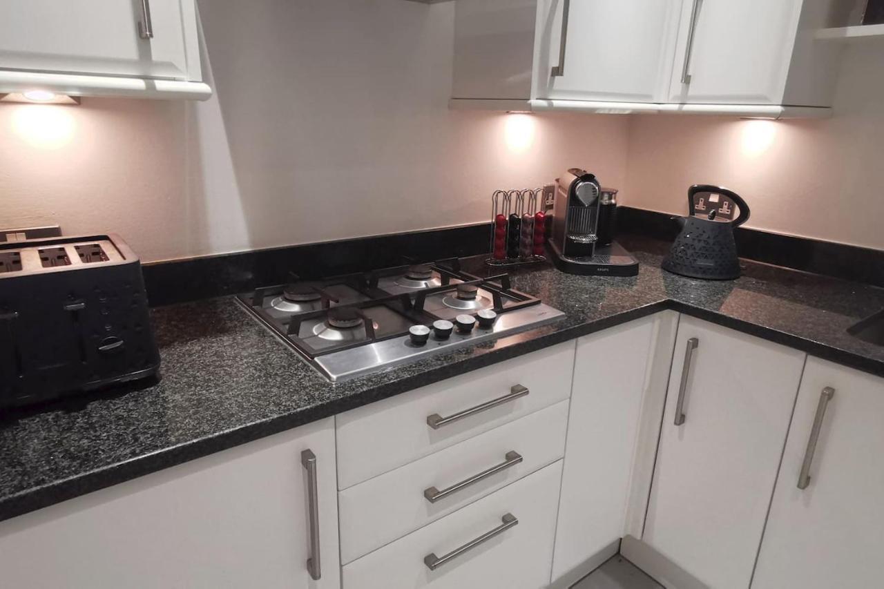 Perfectly Located 4 Storey Townhouse With 2 Parking Spaces In Central Harrogate Ngoại thất bức ảnh