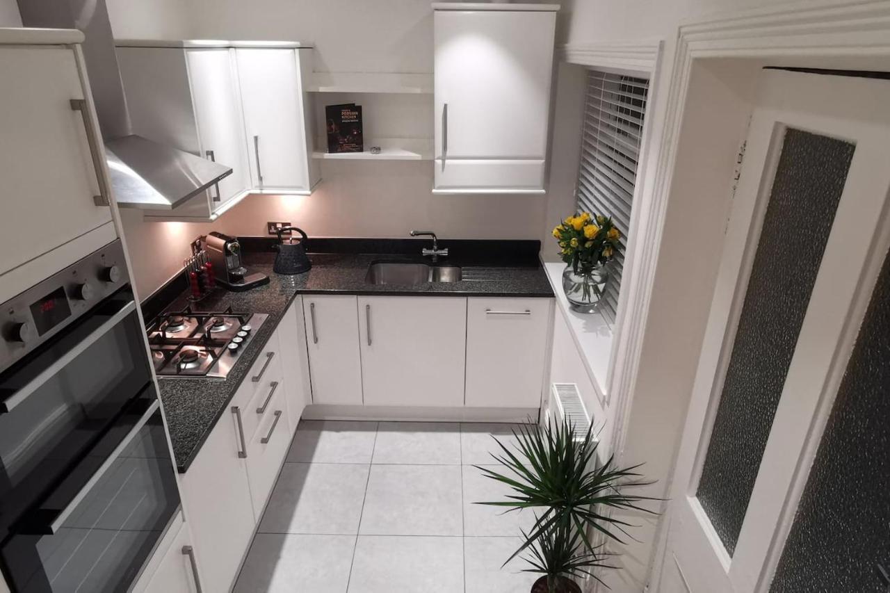 Perfectly Located 4 Storey Townhouse With 2 Parking Spaces In Central Harrogate Ngoại thất bức ảnh