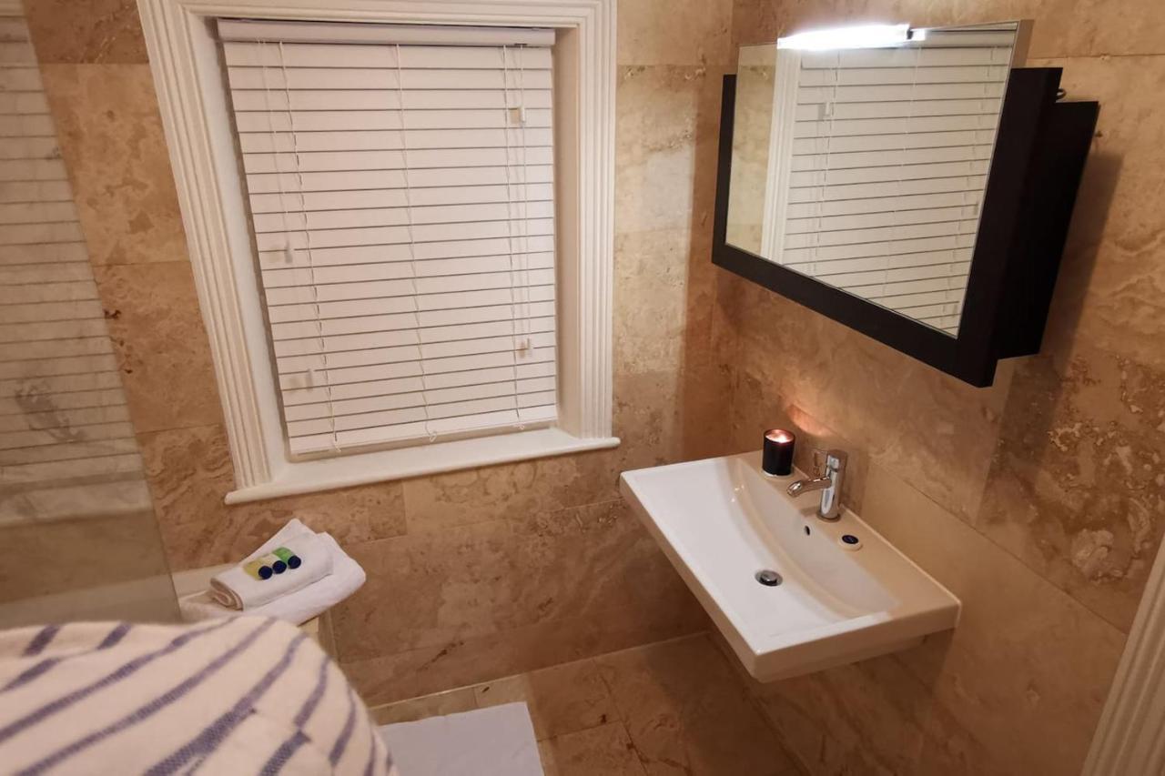 Perfectly Located 4 Storey Townhouse With 2 Parking Spaces In Central Harrogate Ngoại thất bức ảnh