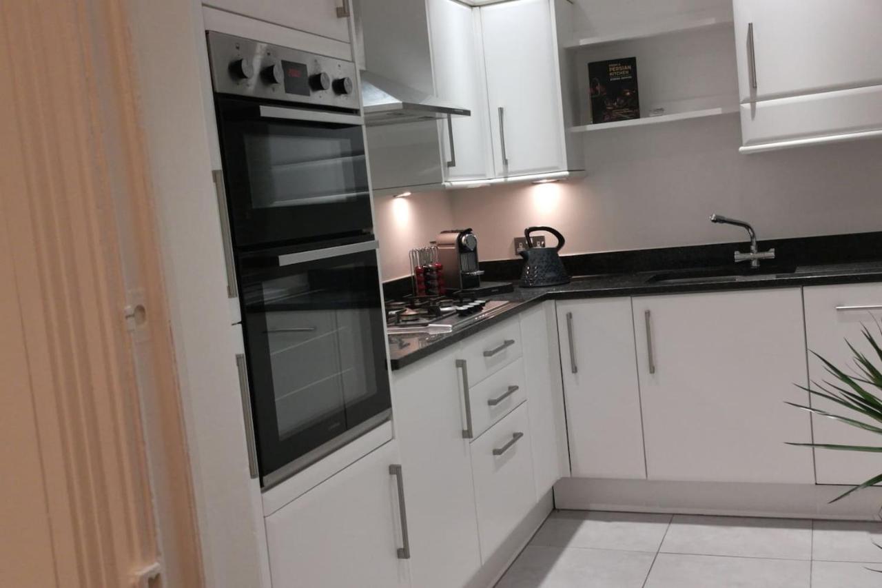 Perfectly Located 4 Storey Townhouse With 2 Parking Spaces In Central Harrogate Ngoại thất bức ảnh