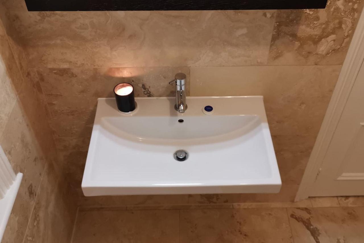 Perfectly Located 4 Storey Townhouse With 2 Parking Spaces In Central Harrogate Ngoại thất bức ảnh
